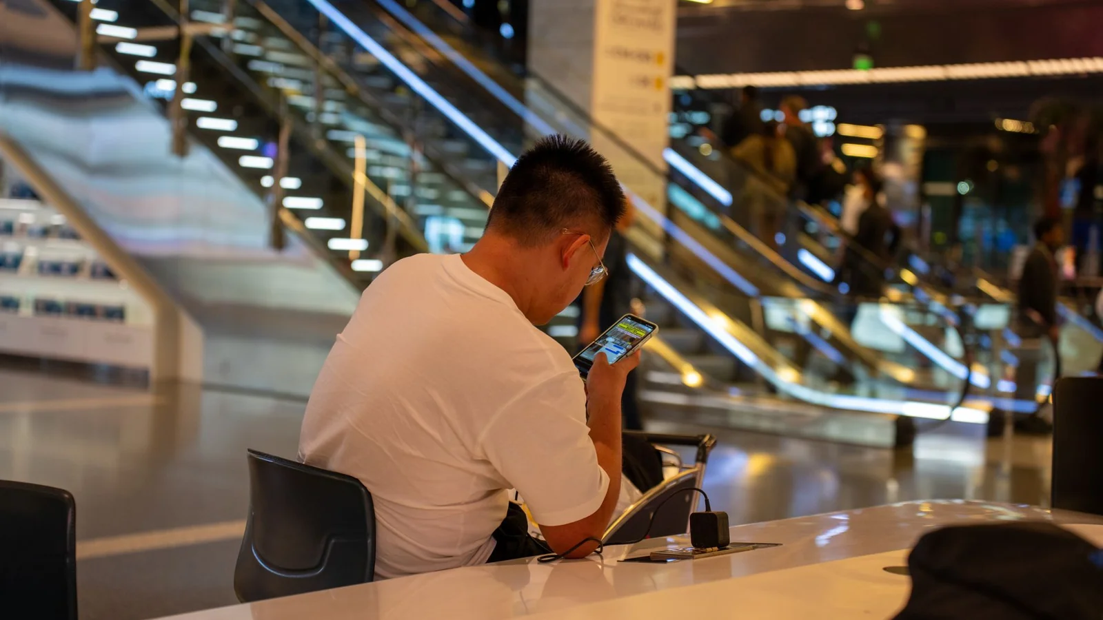 Chip internacional ou eSIM: como escolher a melhor forma de ter internet no exterior em 2026
