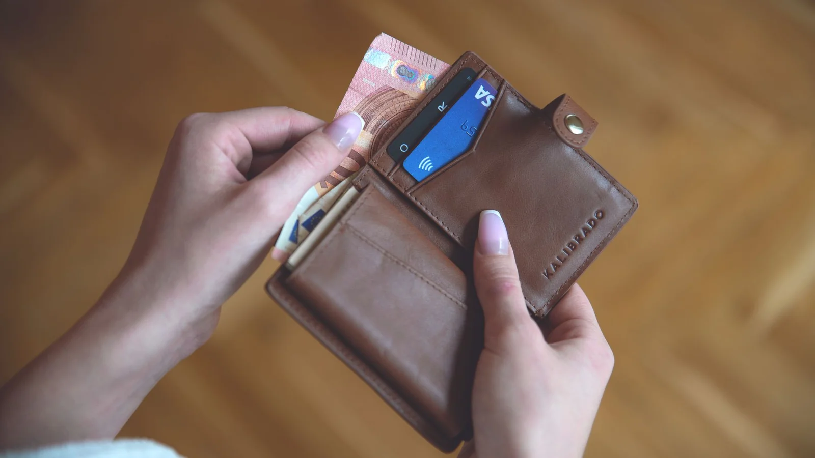 Cartão multimoeda para viajar: o que é a Wise e vale a pena para brasileiros?