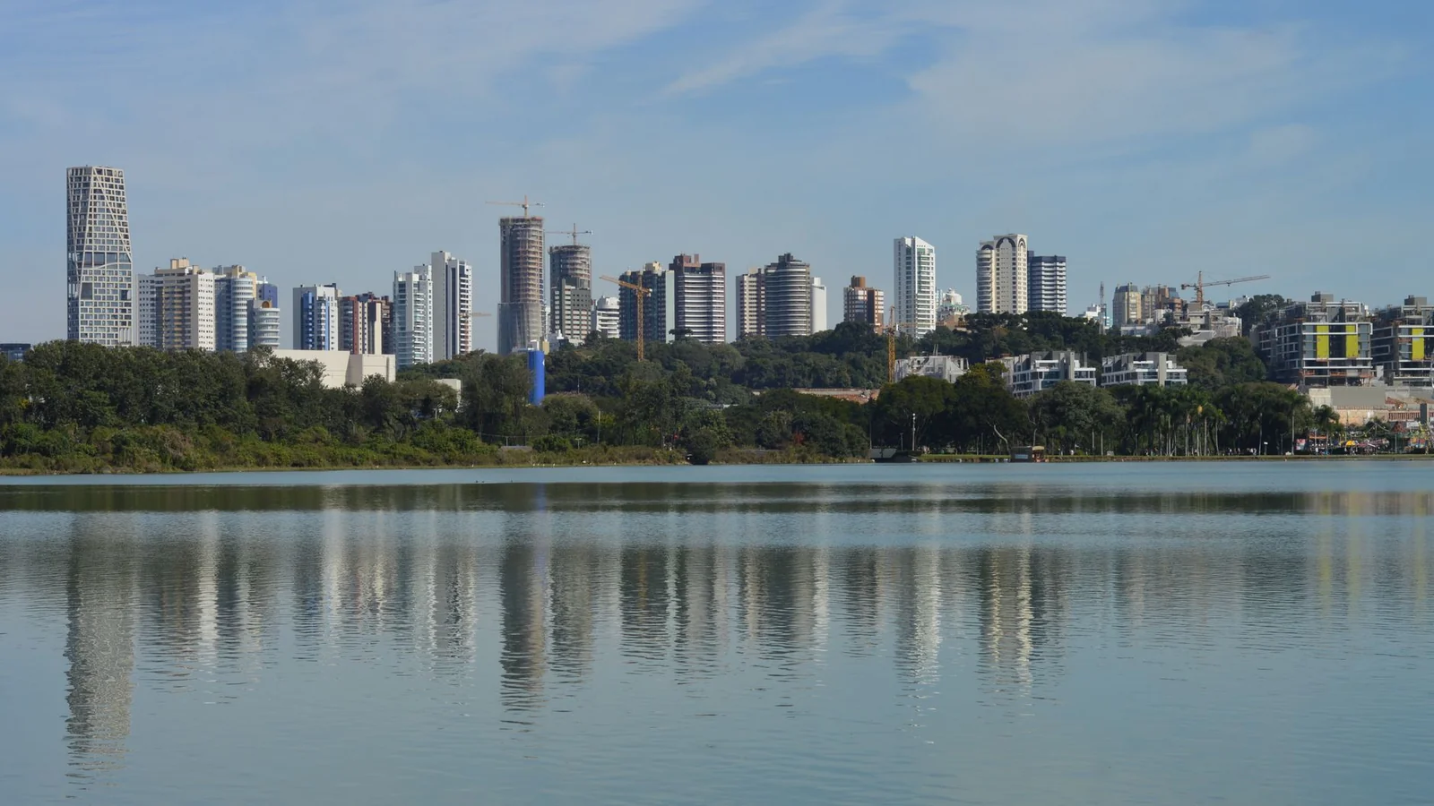 Curitiba Através da Lente: Um Roteiro Fotográfico Para Capturar a Alma da Cidade
