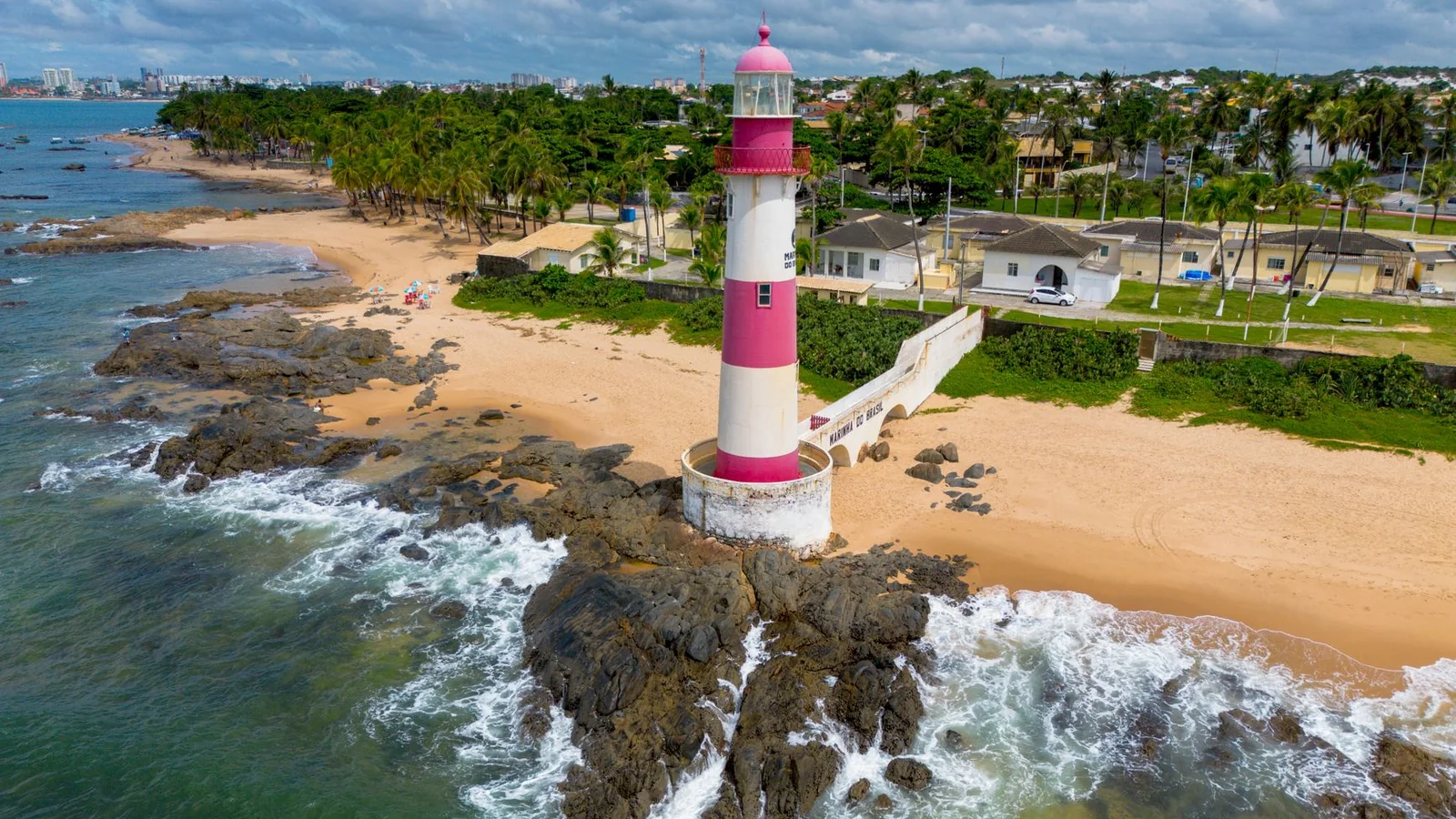 Réveillon em Salvador a Dois: Guia Romântico para a Virada Mais Mágica do Brasil